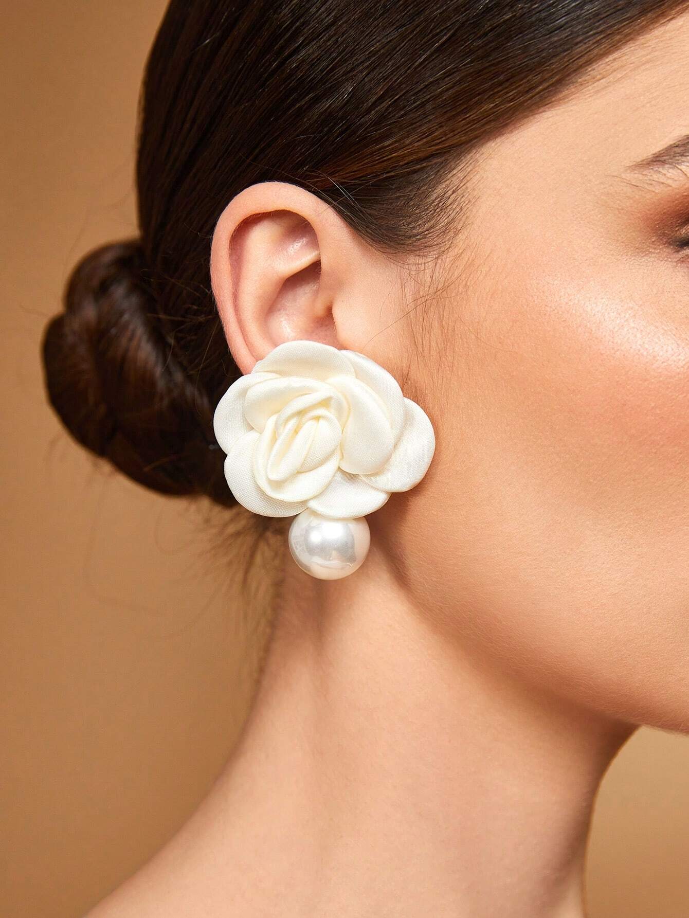 Fashionable Flower & Faux Pearl Stud Earrings image 3